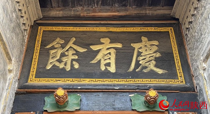 門(mén)楣下蓮花狀的突出，代表著家族等級(jí)，寓意“門(mén)當(dāng)戶(hù)對(duì)”。人民網(wǎng)記者 白鴿攝