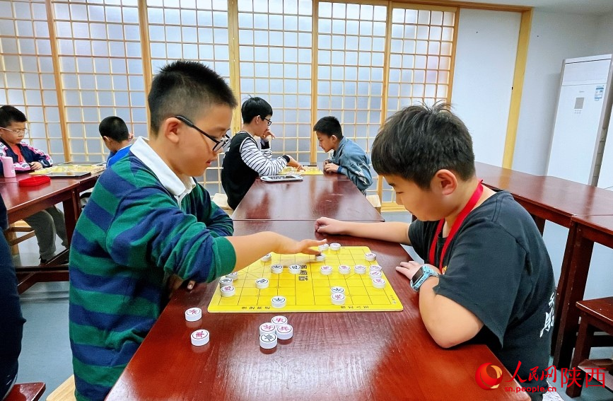 小朋友正在對(duì)弈。人民網(wǎng)記者 魏鑫攝