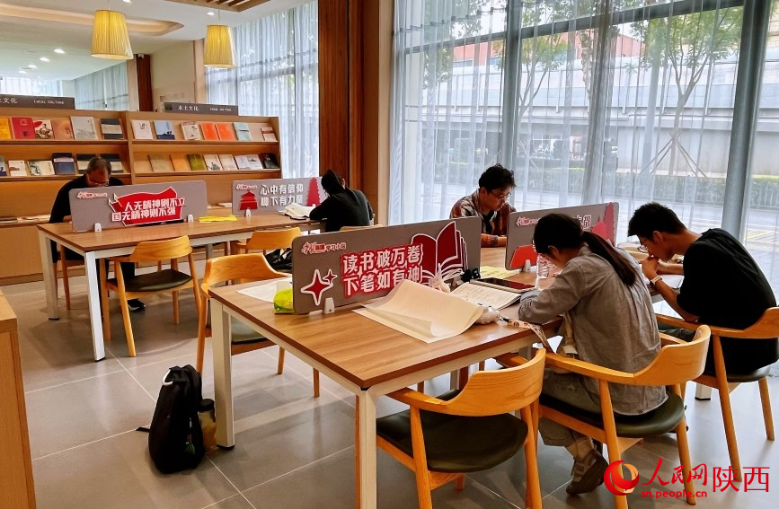 群眾在職工書屋學(xué)習(xí)。人民網(wǎng)記者 魏鑫攝