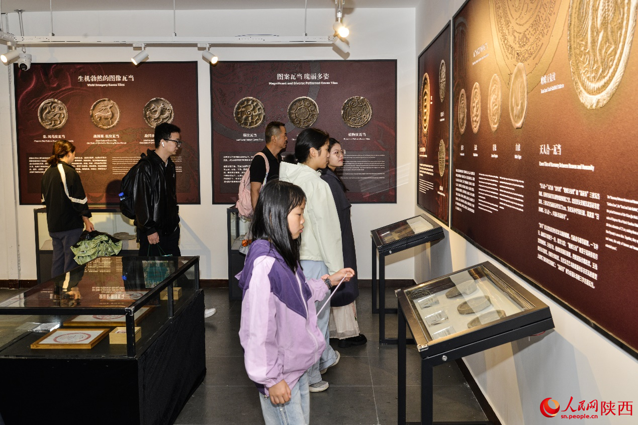 游客在16號(hào)敵樓瓦當(dāng)文化展館內(nèi)參觀。人民網(wǎng)記者 白鴿攝