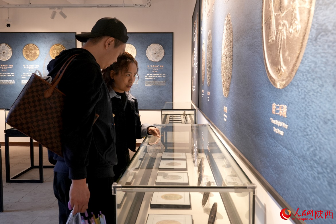 游客在35號(hào)敵樓古代青銅鏡展館內(nèi)參觀。人民網(wǎng)記者 白鴿攝