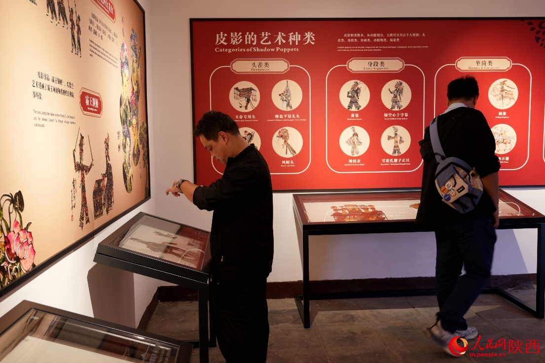 游客在6號(hào)敵樓皮影文化展館內(nèi)參觀。人民網(wǎng)記者 白鴿攝