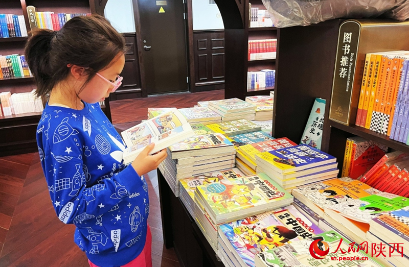 小朋友在閱讀繪本。人民網(wǎng)記者 魏鑫攝