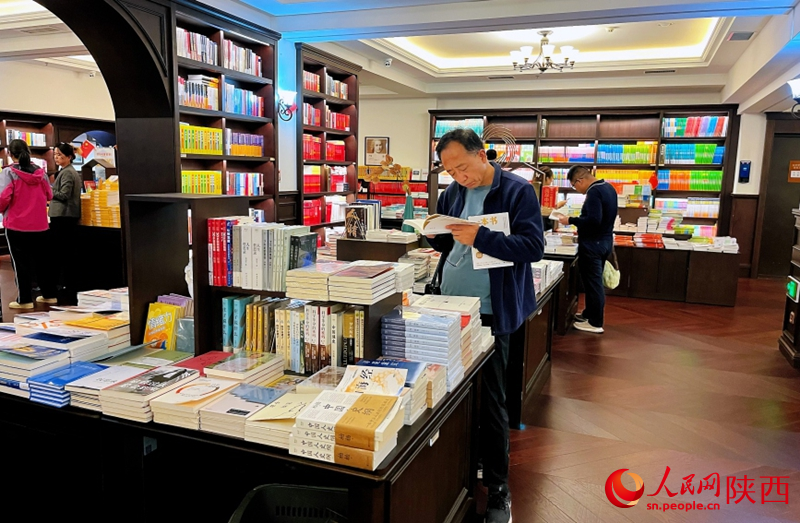 市民在書店閱讀。人民網(wǎng)記者 魏鑫攝