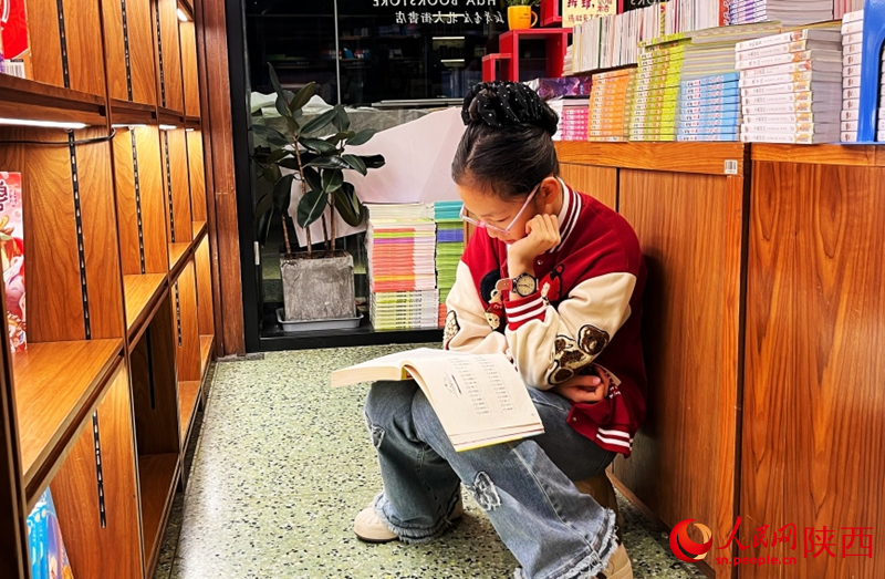 小朋友在閱讀。人民網(wǎng)記者 魏鑫攝