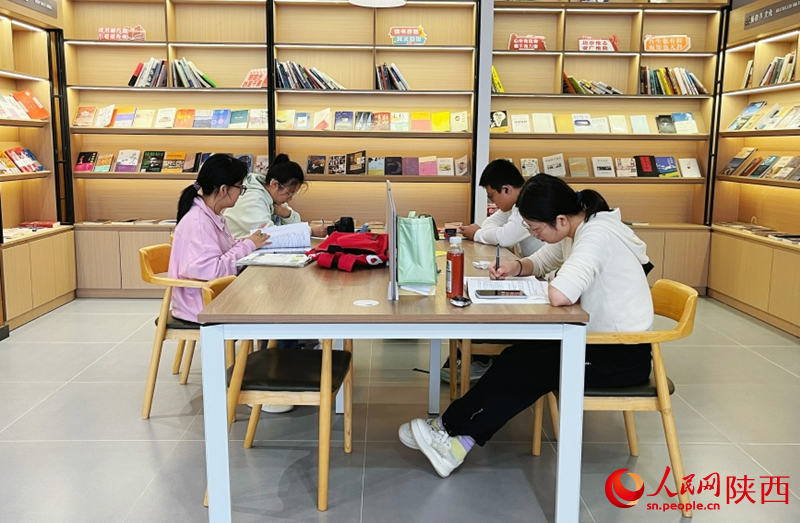 市民在學(xué)習(xí)。人民網(wǎng)記者 魏鑫攝