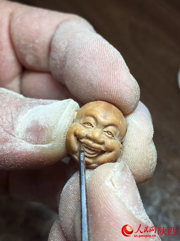 正在雕刻的人臉。人民網(wǎng) 王麗攝