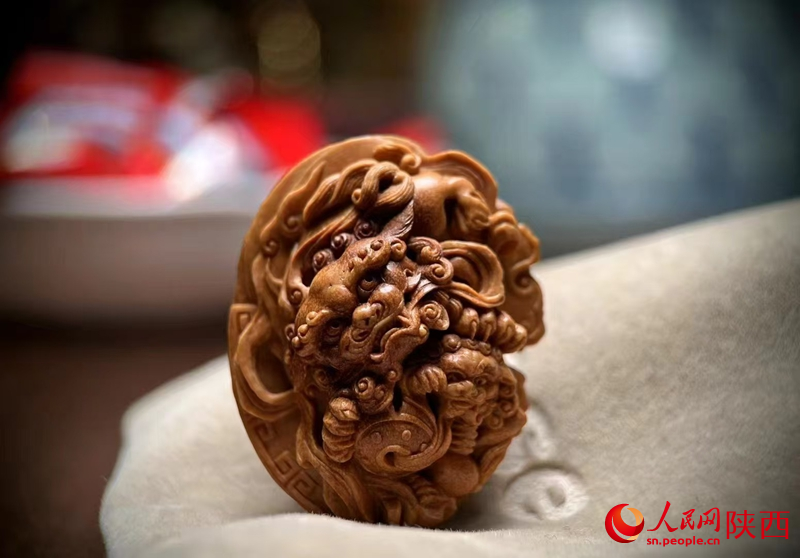 用果核雕刻的精美物件。人民網(wǎng) 王麗攝