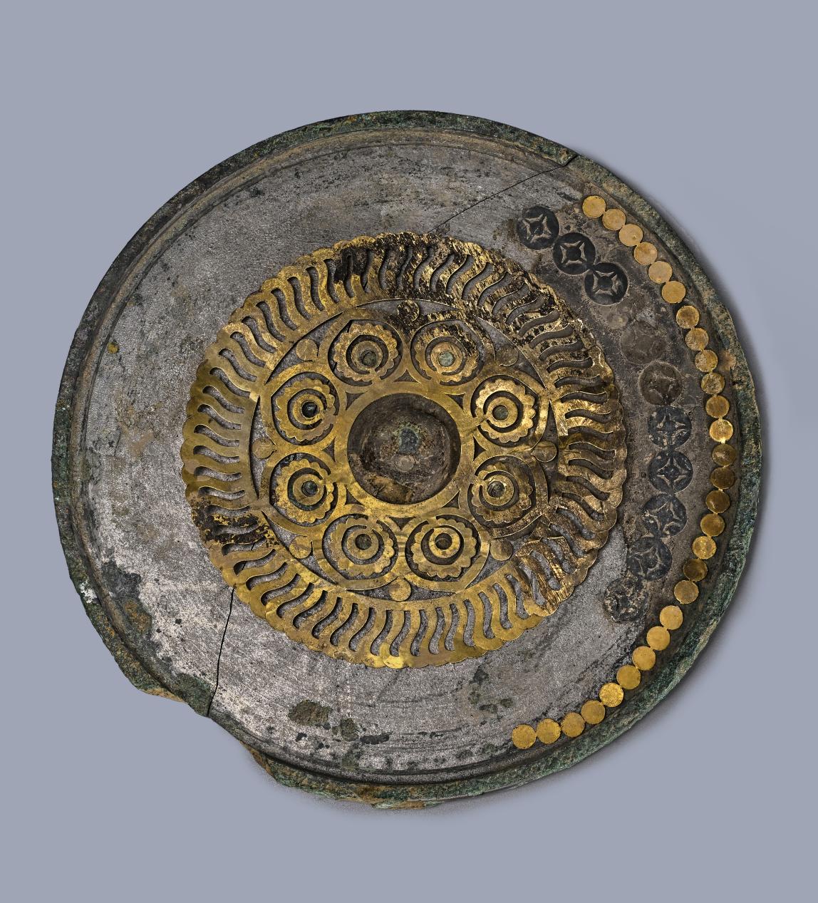 西安唐董韶容墓出土的金銀平脫鏡。陜西省考古研究院供圖