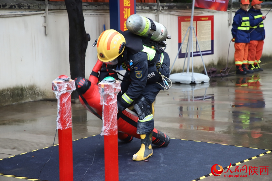 第五屆“火焰藍”職業(yè)技能大賽暨實戰(zhàn)化比武競賽“樓層攻堅”項目。人民網(wǎng)記者 鄒星攝