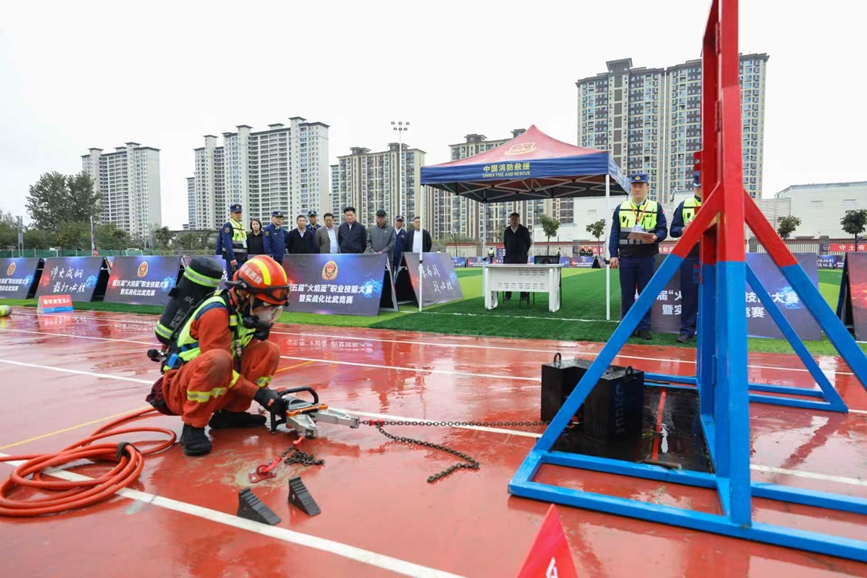第五屆“火焰藍”職業(yè)技能大賽暨實戰(zhàn)化比武競賽“極速突破”項目。陜西省消防救援總隊供圖