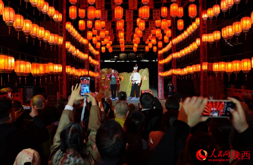 10月15日晚，大型紅色沉浸式歌舞劇《延安十三年》演出現(xiàn)場。人民網(wǎng)記者 鄒星攝