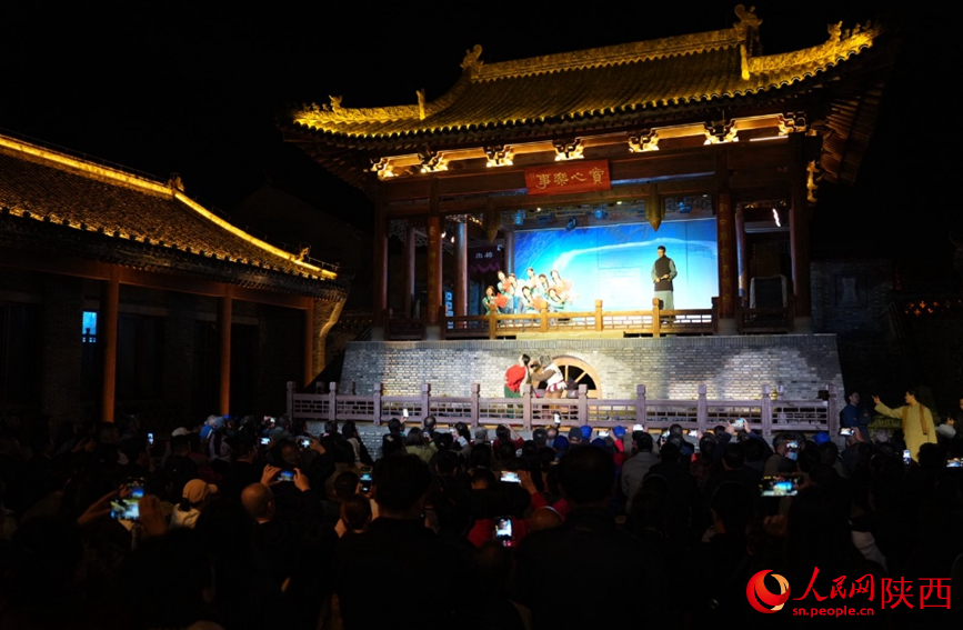 10月15日晚，大型紅色沉浸式歌舞劇《延安十三年》演出現(xiàn)場(chǎng)。人民網(wǎng)記者 鄒星攝