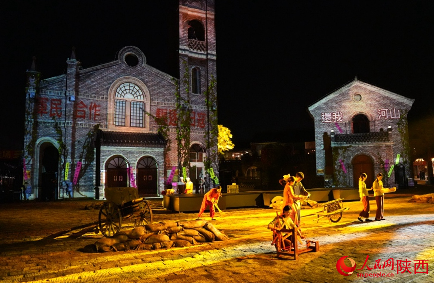 10月15日晚，大型紅色沉浸式歌舞劇《延安十三年》演出現(xiàn)場。人民網(wǎng)記者 鄒星攝