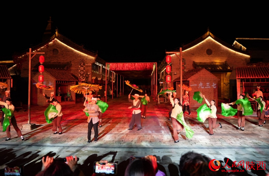 10月15日晚，大型紅色沉浸式歌舞劇《延安十三年》演出現(xiàn)場(chǎng)。人民網(wǎng)記者 鄒星攝