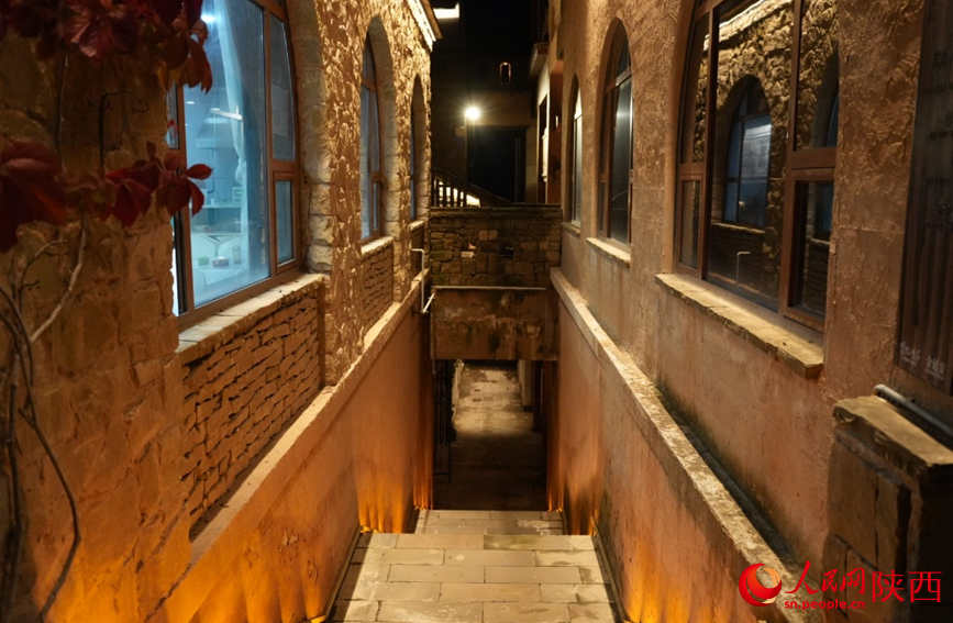 10月15日晚，金延安旅游度假區(qū)街景。人民網(wǎng)記者 鄒星攝