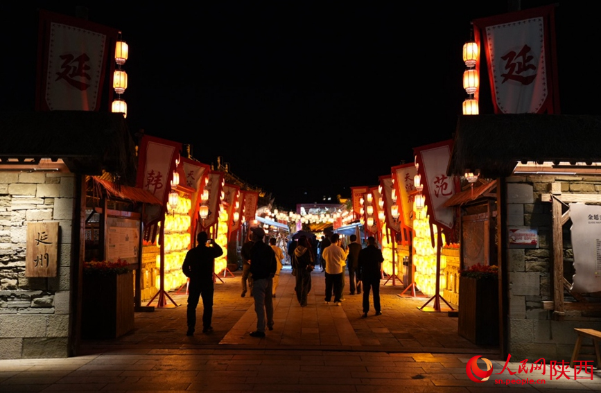 10月15日晚，金延安旅游度假區(qū)街景。人民網(wǎng)記者 鄒星攝