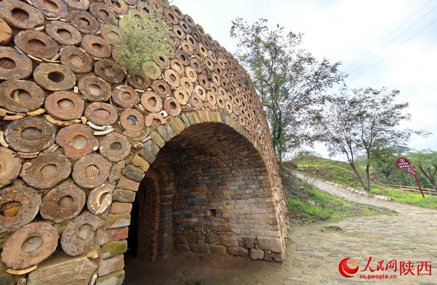 匣缽墻。匣缽，堯頭村人稱它為“籠套”，是傳統(tǒng)的陶瓷制作所需要的器皿，匣缽多次使用后報(bào)廢，用之砌墻。人民網(wǎng) 王麗攝