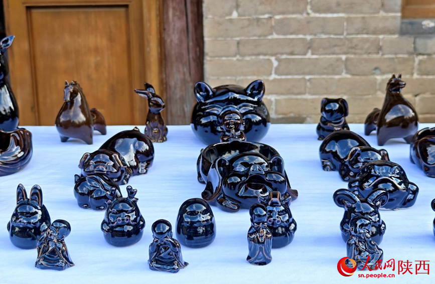 黑瓷瓷色厚重飽滿被譽為“黑珍珠”。人民網(wǎng) 王麗攝