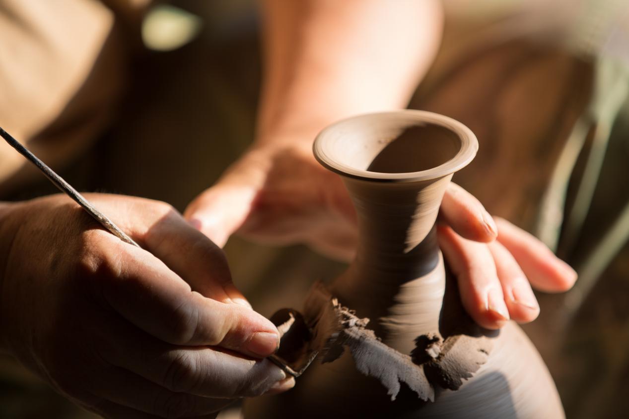 國家級非物質(zhì)文化遺產(chǎn)澄城堯頭陶瓷燒制技藝代表性傳承人劉忠陽在制作陶瓷。受訪者供圖