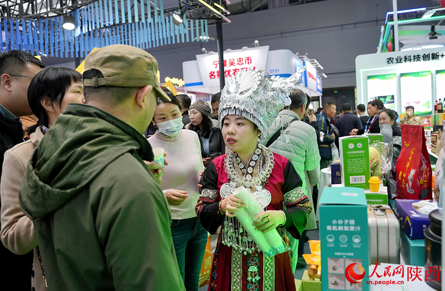 10月28日，參觀者在楊凌農(nóng)高會貴州展區(qū)參觀。人民網(wǎng)記者 孫挺攝