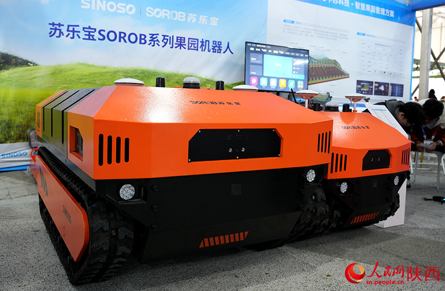 楊凌農(nóng)高會(huì)展區(qū)內(nèi)的果園機(jī)器人。人民網(wǎng)記者 孫挺攝