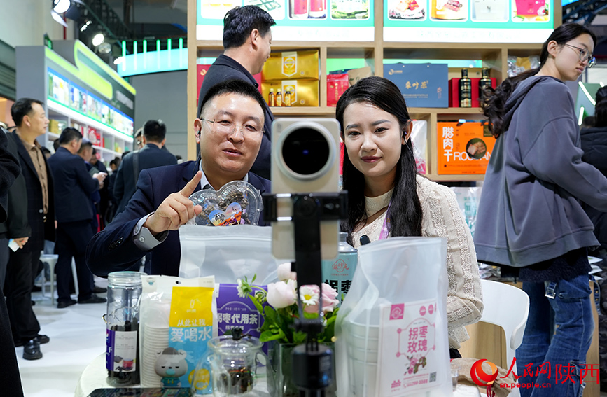 10月28日，在楊凌農(nóng)高會安康展區(qū)內(nèi)，主播正在進行直播帶貨。人民網(wǎng)記者 孫挺攝