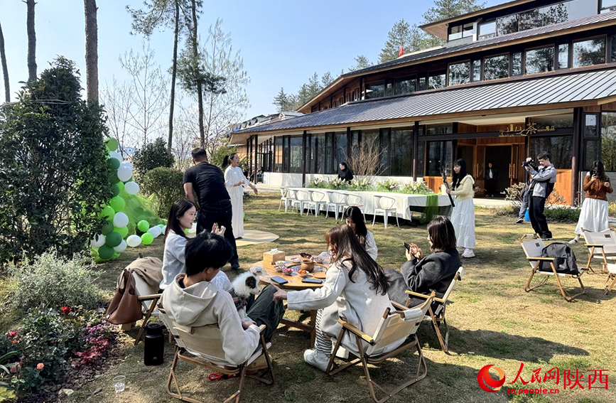 在陜甘茶馬古道景區(qū)半畝茶園內(nèi)的特色民宿，游客正愜意地享受茶歇。人民網(wǎng)記者 鄒星攝