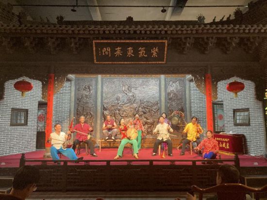 穆忠民（左二）在渭南市非物質(zhì)文化展示傳習(xí)館表演。人民網(wǎng) 吳德鋒 攝