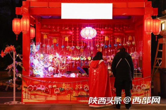 在年貨大集上遇見過(guò)年必備的春聯(lián)、窗花、中國(guó)結(jié)、掛歷、年宵花等各式各樣的年貨，挑選最中意的，將美好的新春祝愿帶回家。