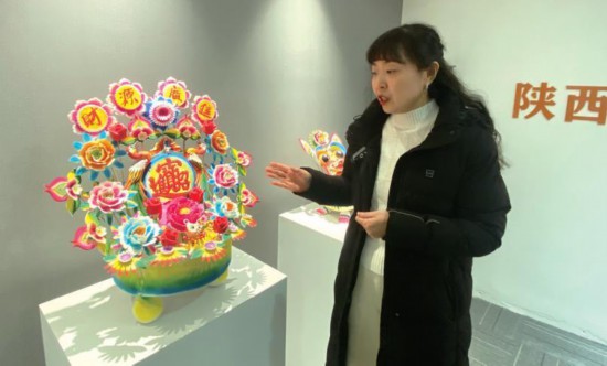 1月24日，如意面花非物質(zhì)文化遺產(chǎn)代表性傳承人王磊向記者介紹陜西花饃的種類、寓意和其中的傳統(tǒng)習(xí)俗。