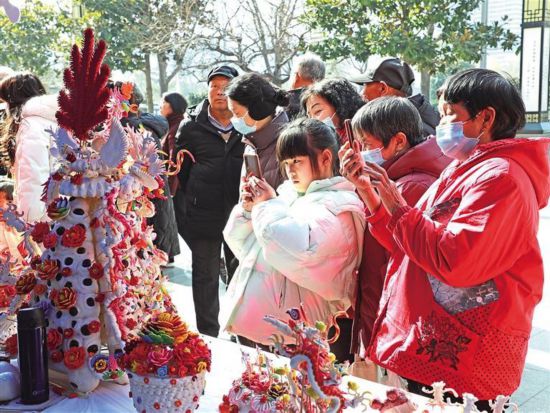 2月11日，渭南市文化藝術中心廣場上，非遺大集吸引了許多市民。柏樺攝