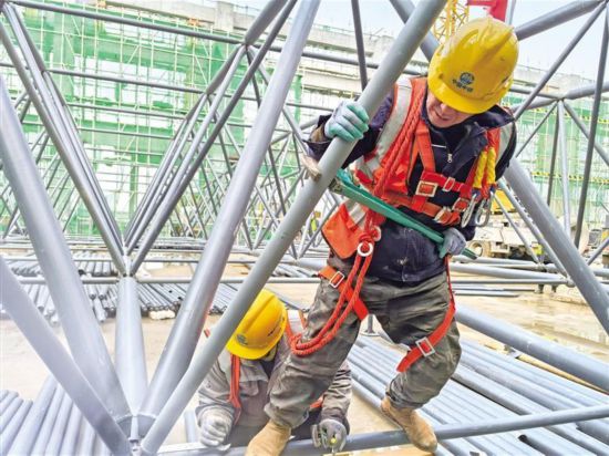 三月七日，在西延高鐵銅川站站房工程建設現(xiàn)場，來自中鐵北京工程局集團西延站房項目部的工人在進行鋼結(jié)構(gòu)拼裝作業(yè)。楊光 攝
