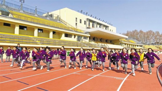 二月二十六日，西安市實(shí)驗(yàn)小學(xué)學(xué)生在西安市人民體育場(chǎng)上體育課。