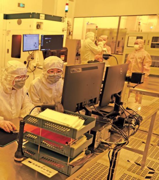 8月18日，在陜西光電子先導院的先進光子器件工程創(chuàng)新平臺黃光區(qū)，工作人員在忙碌作業(yè)。記者 田若楠攝
